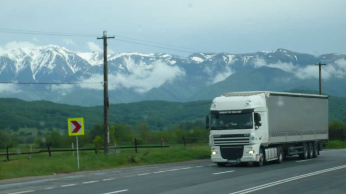 Camion pe șosea, județul Sibiu. FOTO: Grig Bute, Ora de Turism
