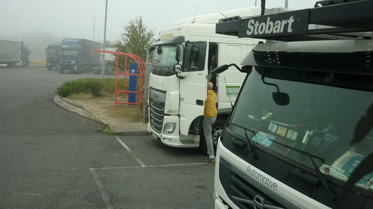 Camioane în parcare din UK. FOTO: Grig Bute, Ora de Turism