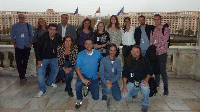 Grupul jurnaliștilor străini invitați în infotrip de Ministerul Turismului, balconul Palatului Parlamentului, București. FOTO: Grig Bute, Ora de Turism