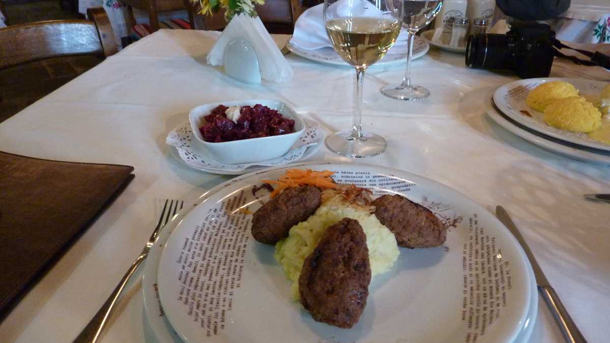 Restaurant Hanu Ancuței, jud. Neamț. FOTO: Grig Bute, Ora de Turism