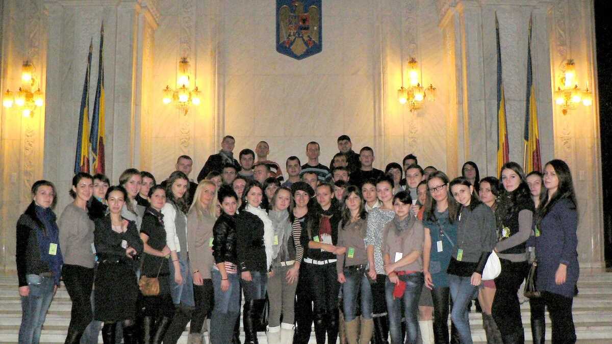 Grup de turiști studenți moldoveni la Casa Poporului. FOTO: Alexandra Ionescu