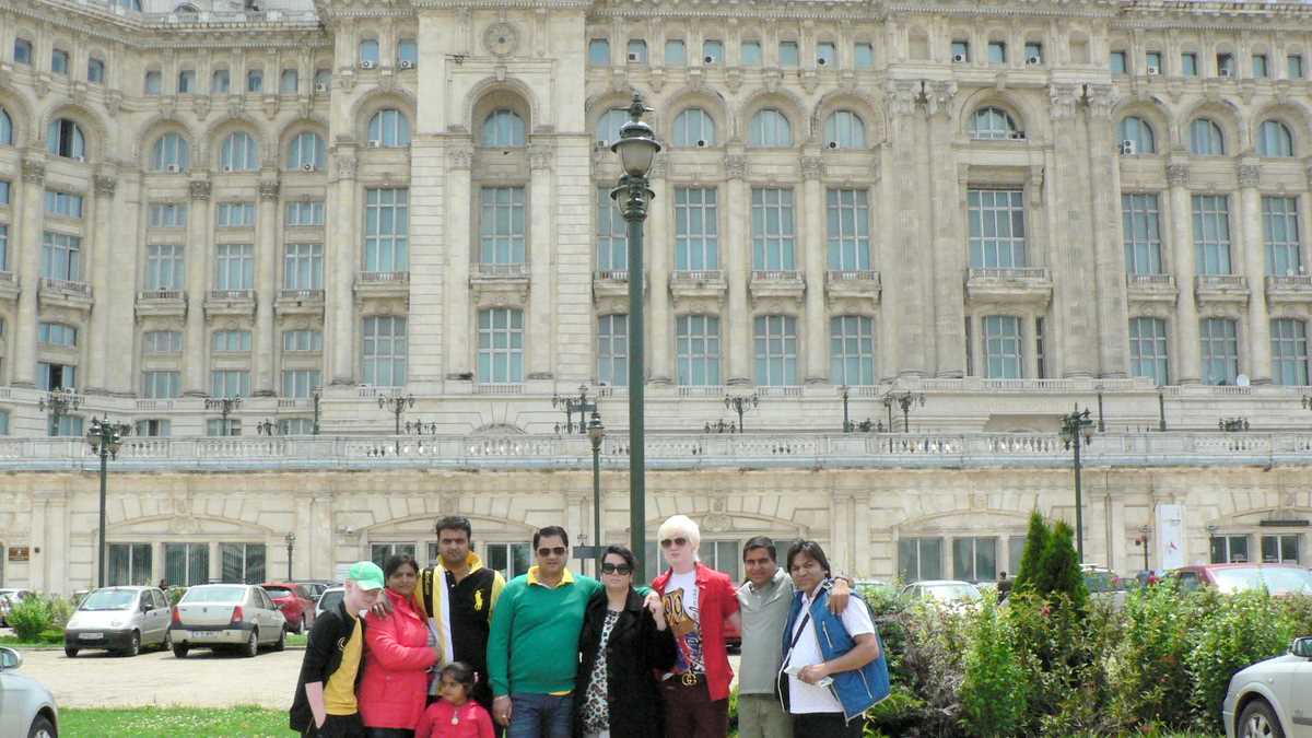 Grup de turiști indieni la Casa Poporului. FOTO: Alexandra Ionescu