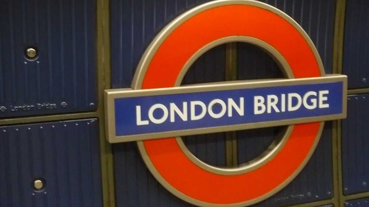 Tube sign, Londra, UK. FOTO: Grig Bute, Ora de Turism