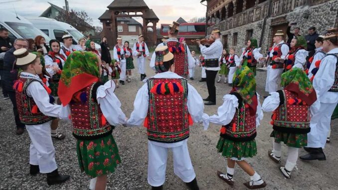Primire cu ceterași, Pensiunea Sub Cetate la Matei, Oncești, Maramureș. FOTO: Grig Bute, Ora de Turism Primire cu ceterași, Pensiunea Sub Cetate la Matei, Oncești, Maramureș. FOTO: Grig Bute, Ora de Turism