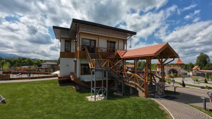 Casa Întoarsă, Brambura Park, Avrig, jud. Sibiu. FOTO: Grig Bute, Ora de Turism