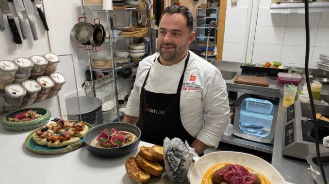 Ioan Popa - Chef Giovanni, bucătar și proprietar al restaurantului Il Viaggio, Piatra-Neamț. FOTO: Grig Bute, Ora de Turism