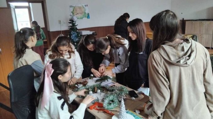 Activități cu tineri în județul Caraș-Severin. FOTO: Asociația BUNETI