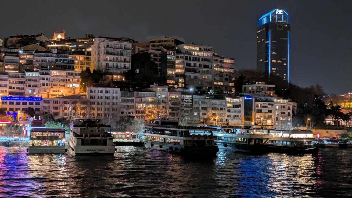 Istanbul, văzut de pe vasul-restaurant Tosun Pașa. FOTO: Grig Bute, Ora de Turism