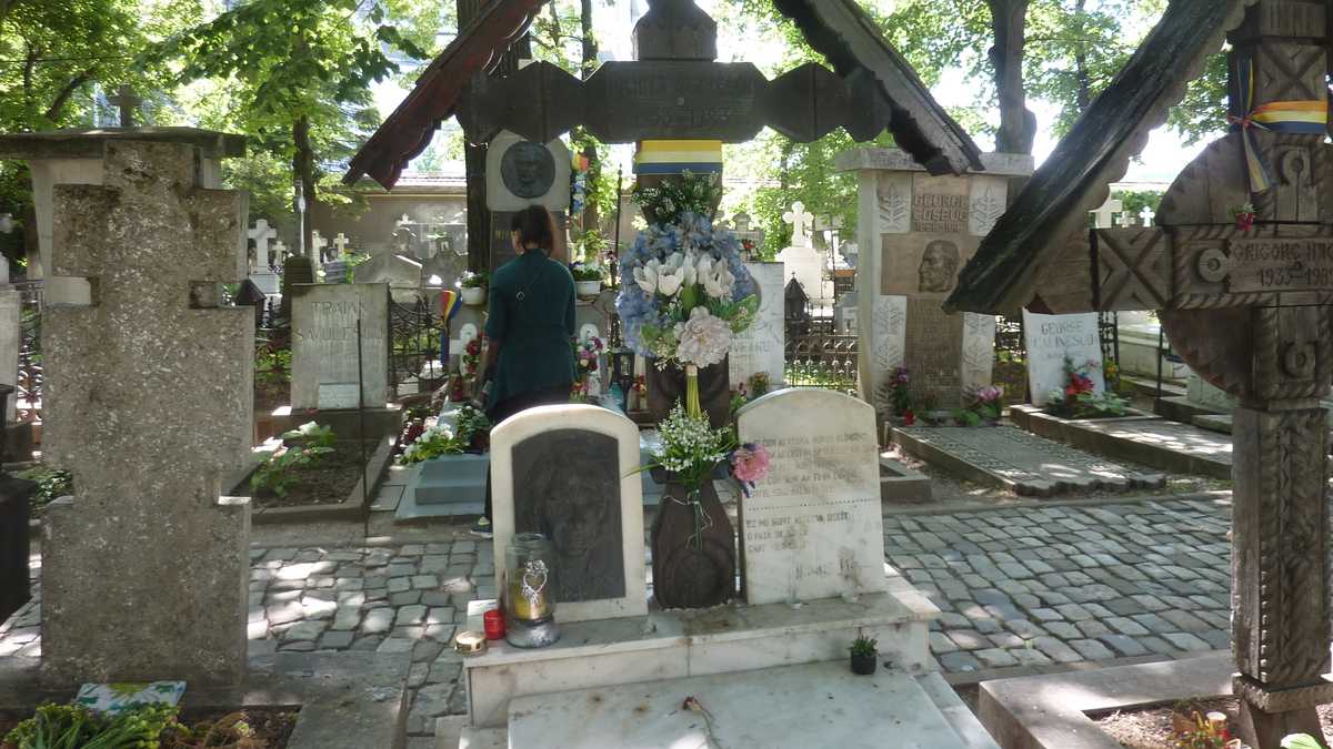 Nichita Stănescu, Cimitirul Bellu, București. FOTO: Grig Bute, Ora de Turism + DALL·E 3 / OpenAI