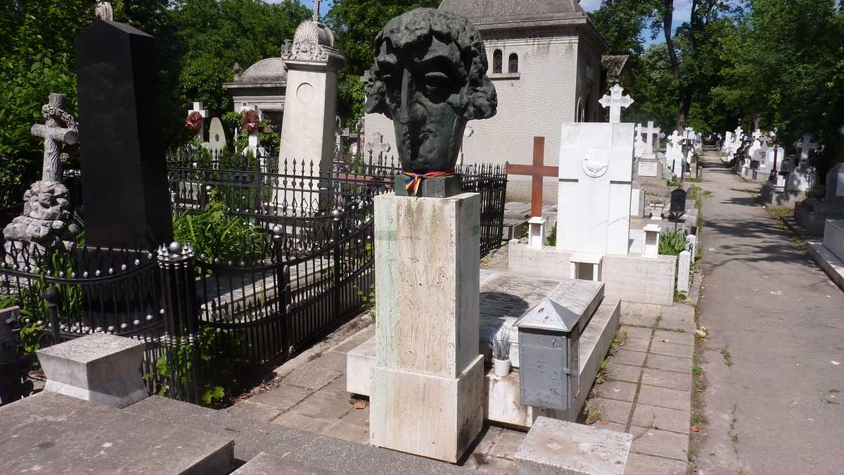 Toma Caragiu, Cimitirul Bellu, București. FOTO: Grig Bute, Ora de Turism + DALL·E 3 / OpenAI
