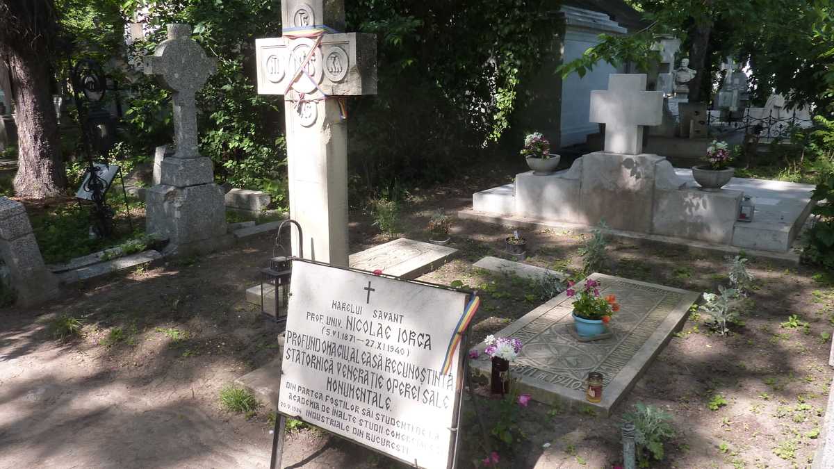Nicolae Iorga, Cimitirul Bellu, București. FOTO: Grig Bute, Ora de Turism + DALL·E 3 / OpenAI