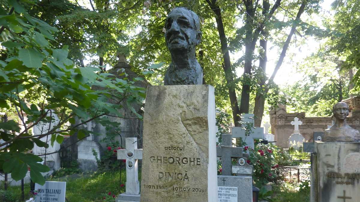 Gheorghe Dinică, Cimitirul Bellu, București. FOTO: Grig Bute, Ora de Turism + DALL·E 3 / OpenAI