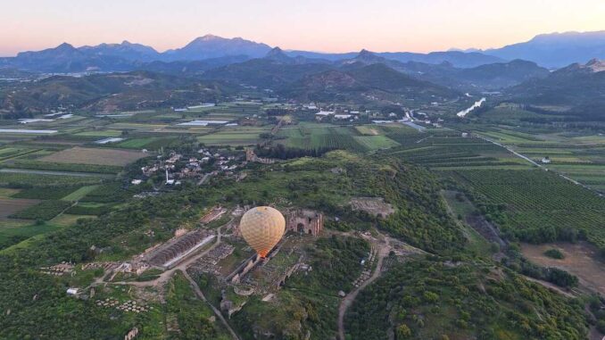 Zbor cu balonul, în Antalya. FOTO: Christian Tour