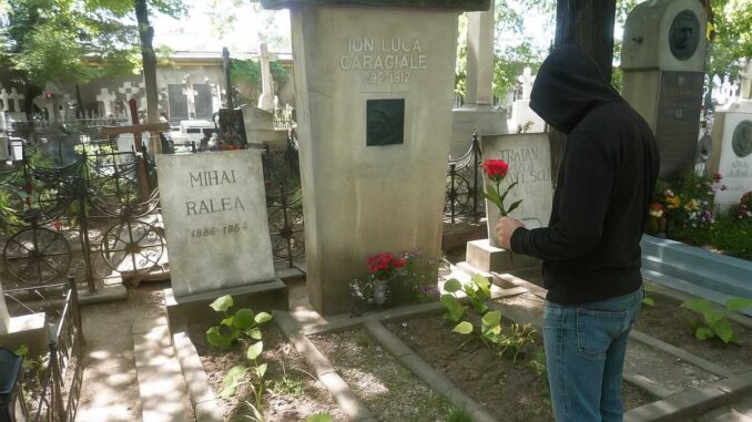 I.L. Caragiale, Cimitirul Bellu, București. FOTO: Grig Bute, Ora de Turism + DALL·E 3 / OpenAI