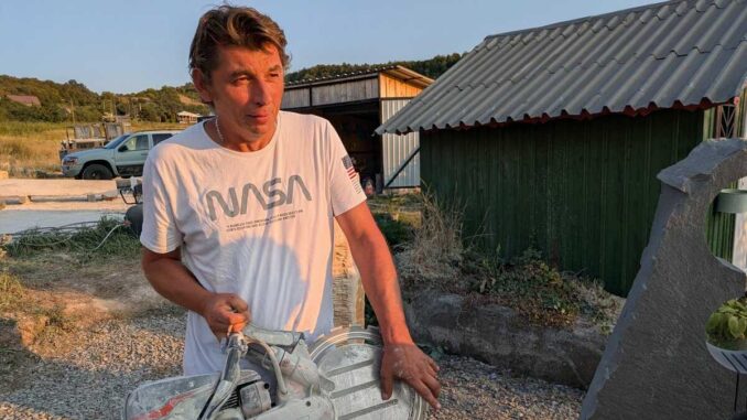Marius Tutovan, sculptor în piatră. FOTO: Grig Bute, Ora de Turism