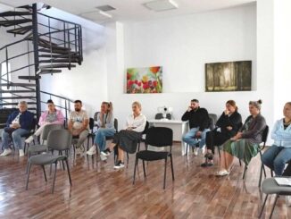 Discuții în comunitate, Dalboșeț, jud. Caraș-Severin. FOTO: Asociația BUNETI