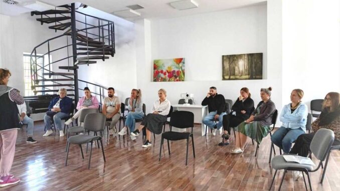 Discuții în comunitate, Dalboșeț, jud. Caraș-Severin. FOTO: Asociația BUNETI